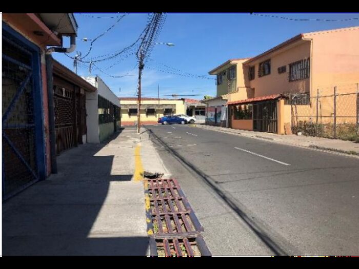VENTA DE DOS APARTAMENTOS Y DOS LOCALES COMERCIALES, HEREDIA. en Heredia — $285,000