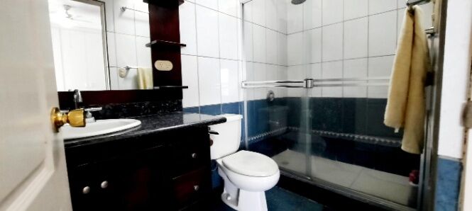 Estilo de Vida Urbano: Casa a Pasos de Avenida Escazú en Escazú, San José — $238,000