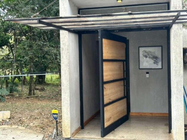 Se alquila casa con lote de más de 1300m2 en Mora San José 26-1341 in Piedras Negras, Mora, San José — $2,500