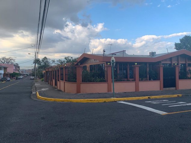 FULL FURNISHED SE ALQUILA  CASA  UN NIVEL EN LA FAVORITA ROHRMOSER in Pavas, San José — $2,500 - Photo 2 of 20