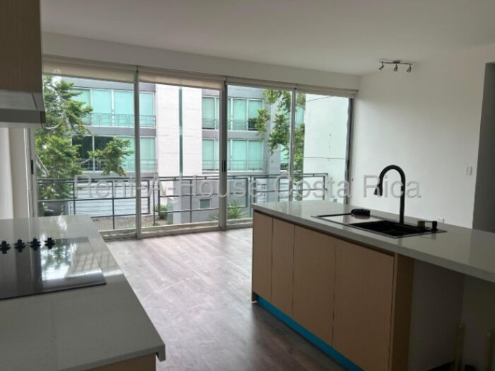 Loft remodelado con terraza y 3 parqueos pet friendly en Escazú 26-763 GS en San Rafael, Escazú, San José — $229,000