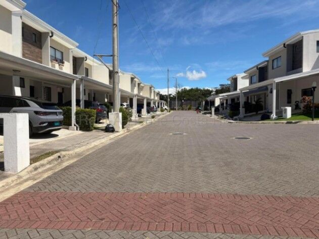 Venta de Casa en Ulloa de Heredia. RAH 26-1796 in Ulloa, Heredia — $250,000