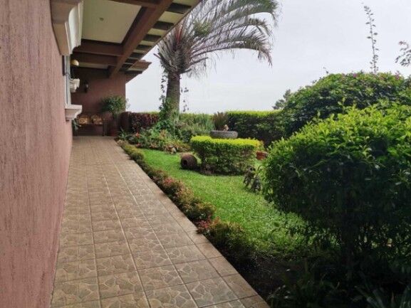 Se vende espaciosa casa con jardín en San Rafael de Escazú 23-516 en San Rafael, Escazú, San José — $390,000