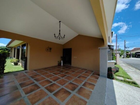 Se vende espaciosa casa con patio en condominio de Granadilla 25-251 in Granadilla, Curridabat, San José — $315,000