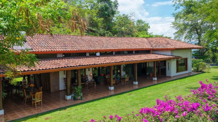 Hacienda Atenas, casa principal y casa de huéspedes en Atenas, Alajuela — $875,000