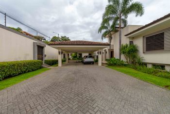 Elegancia, Privacidad y Comodidad en el Corazón de Escazú en San Rafael, Escazú, San José — $1,195,000 - Foto 4 de 33