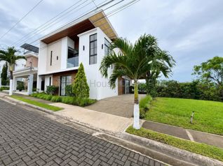 Venta de casa moderna en condominio Grecia #27-548 GS