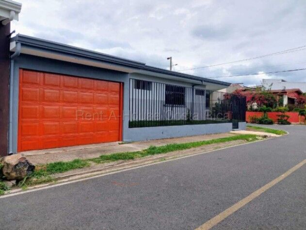 Venta casa esquinera con jardín y cochera techada, cerca de zonas francas #26-1819 GS en San José, Alajuela — $150,215