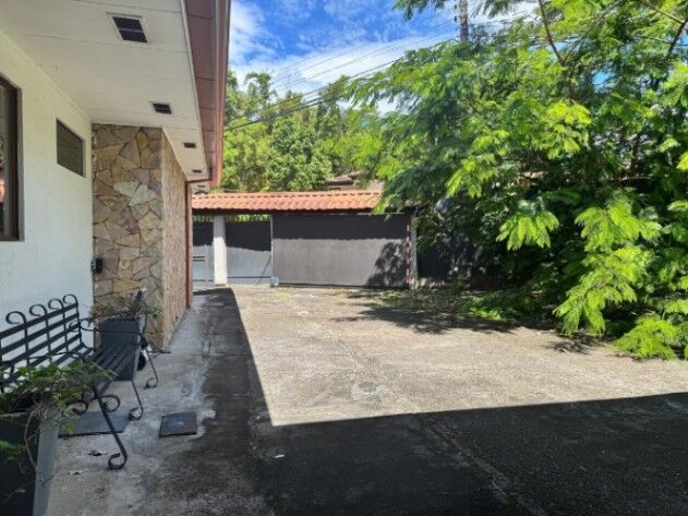 Se alquila casa con lote de más de 2100m2 en Santa Ana San José 26-1337 en Santa Ana, San José — $9,000