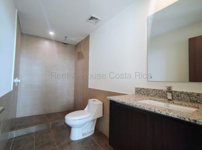 Penthouse de 2 niveles ideal para inversión en Torres de Heredia #26-1807 GS en Ulloa, Heredia — $242,800