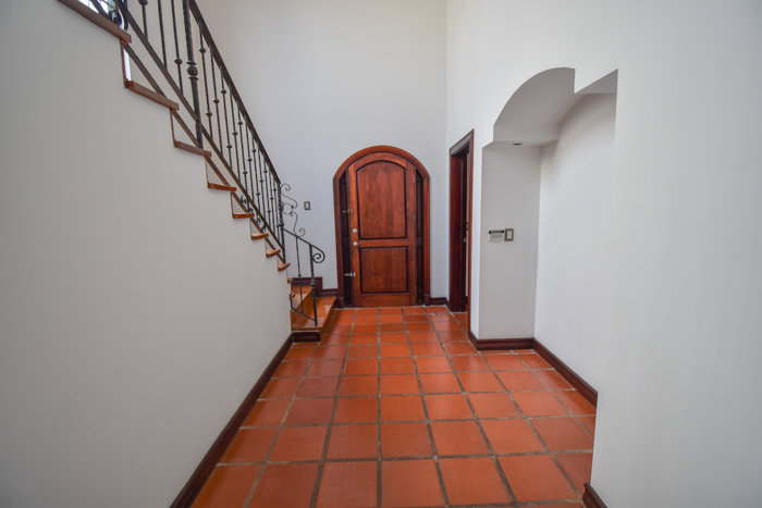 Casa de 4 Habitaciones + Sala de TV en Guachipelín de Escazú en Escazú, San José — $4,000 - Foto 2 de 39