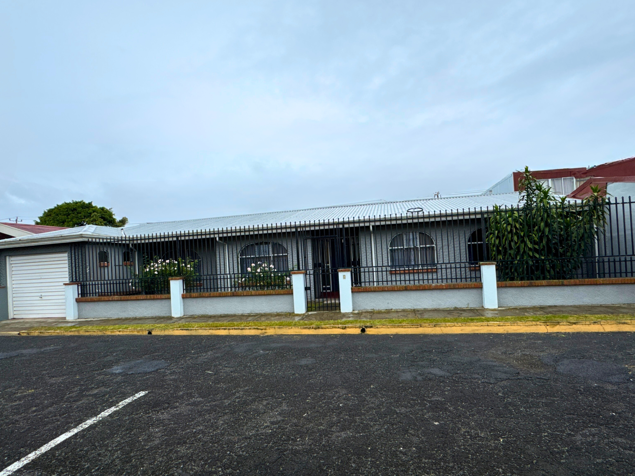 Mixed-Use House for Sale in Los Ángeles, Cartago, Excellent Location in Oriental, Cartago — ₡ 135 000 000