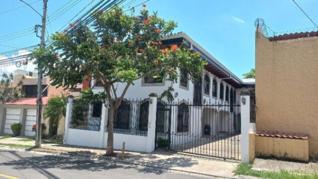 Venta de propiedad dúplex con 2 apartamentos y alto potencial de renta #26-1207 GS en San Rafael, Escazú, San José — $400,000