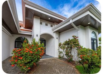 Totalmente renovada: casa frente a la playa con título de 6 habitaciones y piscina en Costa Rica en Tárcoles, Garabito, Puntarenas — $850,000 - Foto 5 de 40