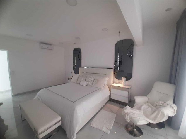 Venta de casa contemporánea de lujo con piscina y mobiliario #26-17 GS en Escazú, San José — $2,400,000