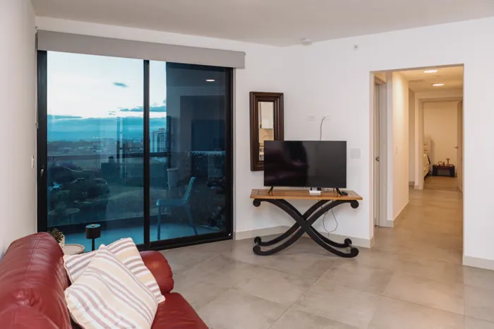 Alquiler de Apartamento Amueblado en Condominio Núcleo Sabana en San Francisco de Dos Ríos, San José — $1,650 - Foto 2 de 30