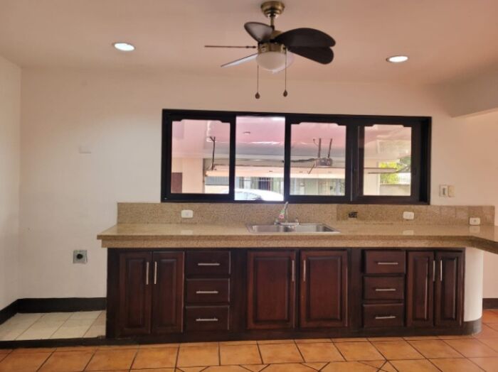 SE VENDE BELLÍSIMA CASA POR MAXI-PALI DE ATENAS.  en Atenas, Alajuela — ₡ 120 000 000