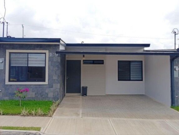 Se alquila espaciosa casa en condominio de Lindora 26-429 en Pozos, Santa Ana, San José — $1,600