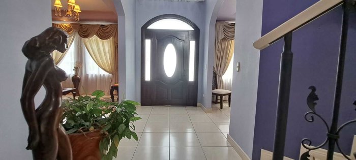 Casa espaciosa con rancho, terraza, balcón en Res. Lomas del Zurquí in San Isidro, Heredia — $690,000 - Photo 2 of 43