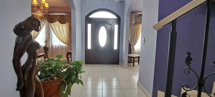 Casa espaciosa con rancho, terraza, balcón en Res. Lomas del Zurquí in San Isidro, Heredia — $690,000 - Photo 2 of 43
