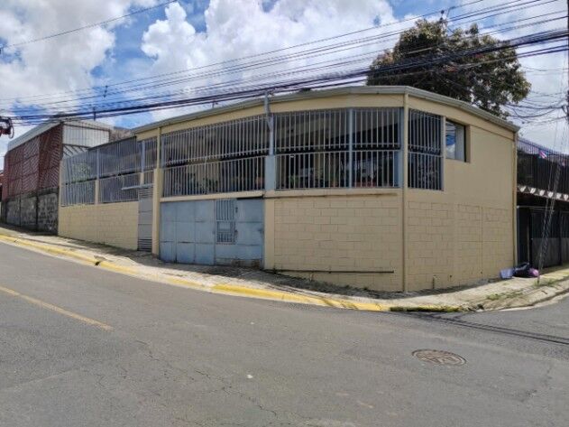 Casa remodelada en venta sobre calle principal en Moravia #26-491 GS en San Vicente, Moravia, San José — $160,000