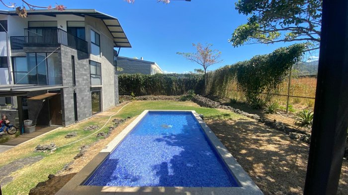 CASA EN VENTA EN PIEDADES SANTA ANA en Piedades, Santa Ana, San José — $235,000 - Foto 2 de 12