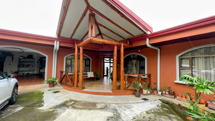 SE VENDE CASA ESTILO CHALET – SAN PEDRO, SAN RAMÓN en San Pedro, Poás, Alajuela — $605,000