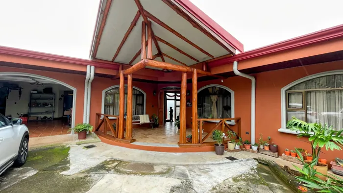 SE VENDE CASA ESTILO CHALET – SAN PEDRO, SAN RAMÓN in Alfaro, San Ramón, Alajuela — $605,000