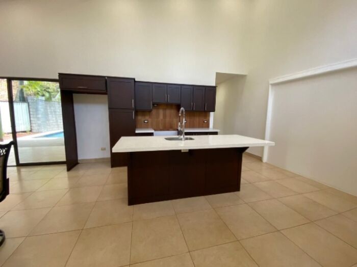 DE OPORTUNIDAD BELLA CASA EN ATENAS.  en Atenas, Alajuela — $215,000