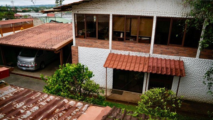Venta de propiedad de uso mixto con piscina y múltiples espacios en Ciudad Colón #26-183 GS in Colón, Mora, San José — $695,000