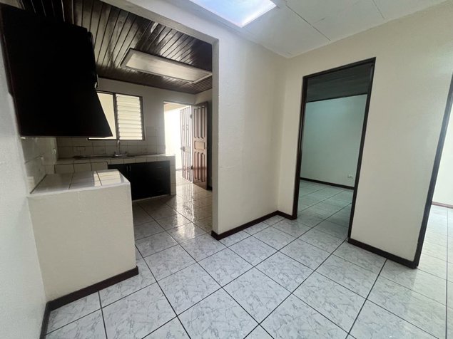 Venta de casa para inversión en Heredia Ulloa in Ulloa, Heredia — ₡ 105 000 000 - Photo 2 of 12