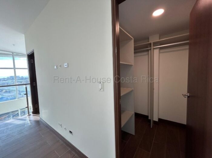 Hermoso penthouse moderno con grandes ventanas ideal para inversión en Torres de Heredia #26-1805 GS en Ulloa, Heredia — $155,810