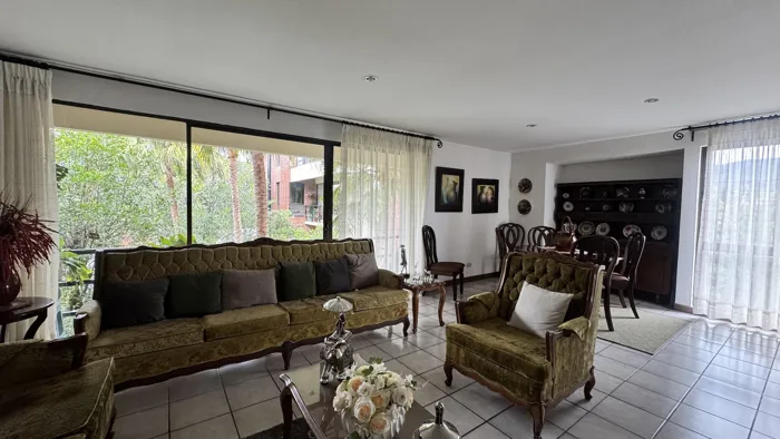 Vende amplio apartamento en Condominio Santa Fe, Escazú (AD) en San Rafael, Escazú, San José — $265,000 - Foto 3 de 17