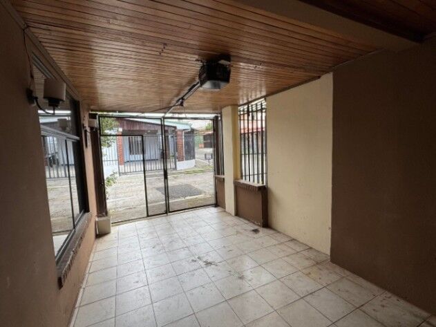 Venta de Funcional Casa en Curridabat / Mls. 26-726 OFC JB en Curridabat, San José — $140,000