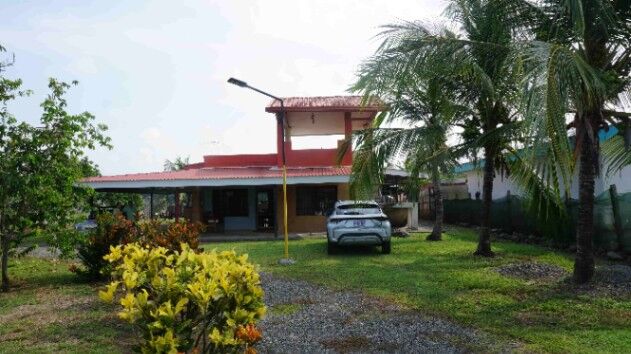 SE VENDE CASA DE PLAYA EN ESTERILLOS ESTE – CON PISCINA, MIRADOR Y JARDÍN TROPICAL en Parrita, Puntarenas — ₡ 130 000 000