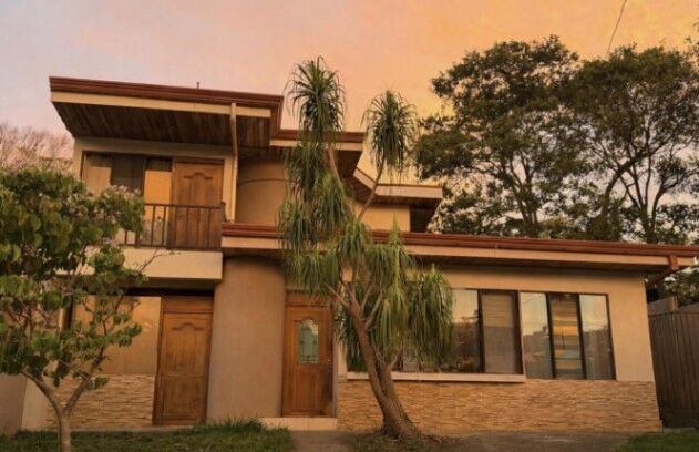 BELLÍSIMA CASA EN ATENAS CENTRO.  in Atenas, Alajuela — ₡ 135 000 000