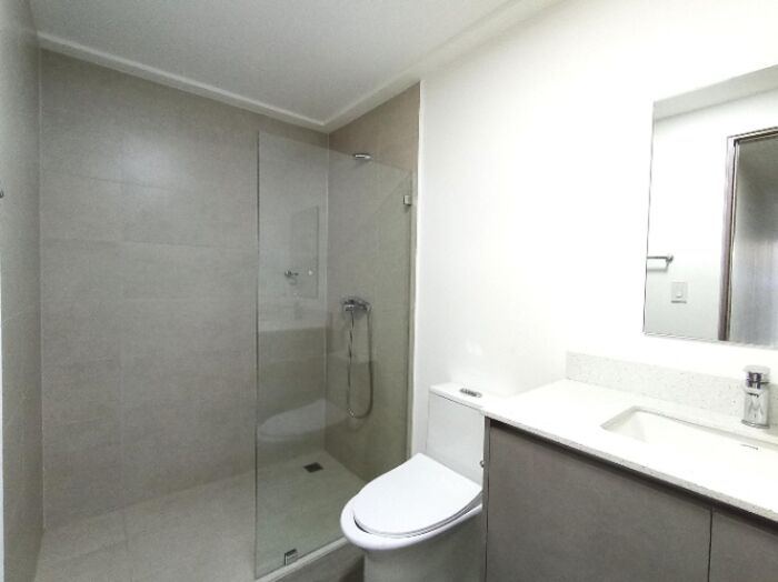 Venta de Lujoso Apartamento en San José 26-205 in Carmen, San José — $165,000