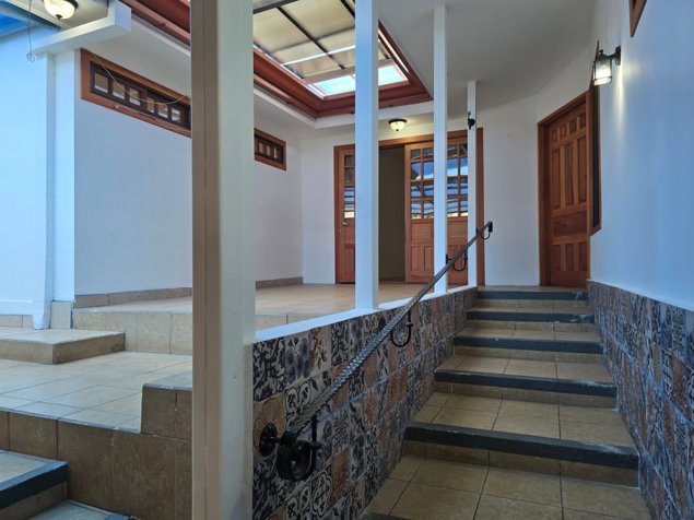 SE VENDE CASA Montes de Oca Sabanilla en Sabanilla, Montes De Oca, San José — $300,000
