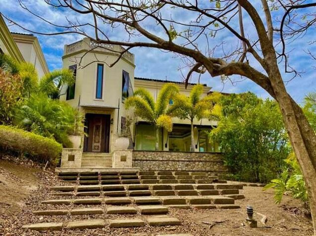 Venta de Lujosa y Amplia Casa en Pozos, Santa Ana / Mls. 26-1357 OFC JB en Pozos, Santa Ana, San José — $3,000,000