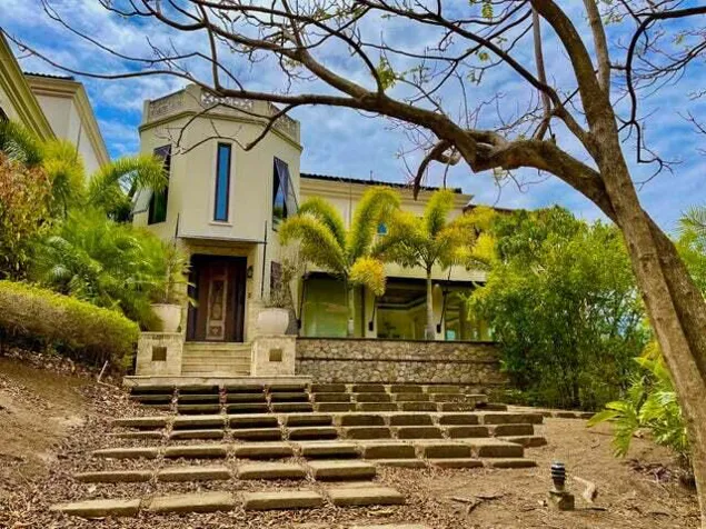 Venta de Lujosa y Amplia Casa en Pozos, Santa Ana / Mls. 26-1357 OFC JB en Pozos, Santa Ana, San José — $3,000,000