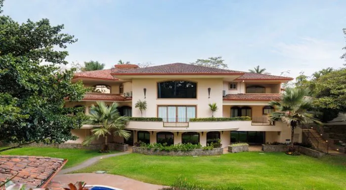En venta Lujosa Residencia en San Rafael de Escazú in San Rafael, Escazú, San José — $6,985,000 - Photo 3 of 37