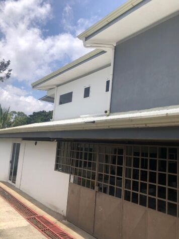 SE VENDE BELLA PROPIEDAD CON CASA Y 3 APARTAMENTOS EN HEREDIA.  in San Isidro, Heredia — $500,000