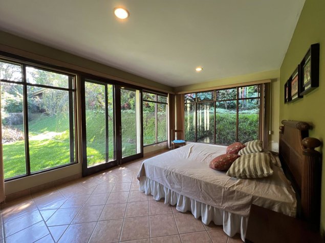 Venta de casa rodeada de jardines con excelente ventilación en zona céntrica #26-1295 GS en San Rafael, Escazú, San José — $850,000 - Foto 3 de 11