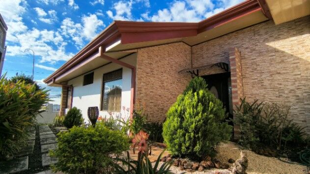 VENTA DE CASA l MERCEDES, HEREDIA l PRECIO NEGOCIABLE. in Mercedes, Heredia — $329,000