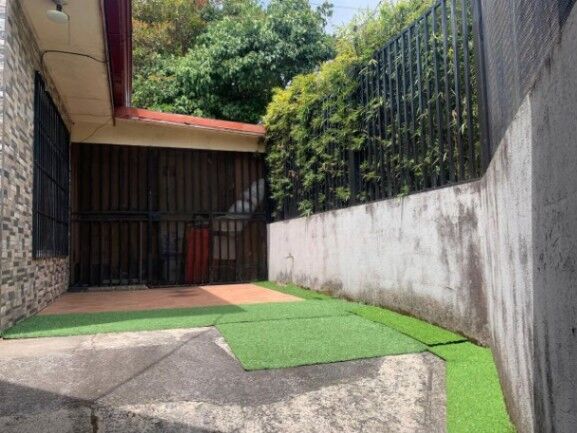 Se vende espaciosa casa en San Antonio de Escazú 25-1145 en San Antonio, Escazú, San José — ₡ 90 000 000