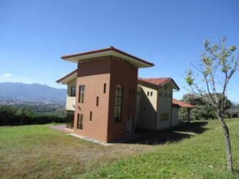 CASA EN VENTA EN SAN RAFAEL DE HEREDIA in Concepción, San Rafael, Heredia — $430,000 - Photo 4 of 10