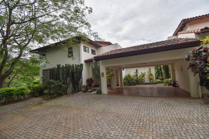 Casa de 4 Habitaciones + Sala de TV en Guachipelín de Escazú en Escazú, San José — $4,000
