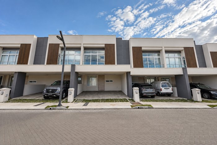 Casa de 3 Habitaciones en Condominio La Vita en San Antonio, Escazú, San José — $2,000