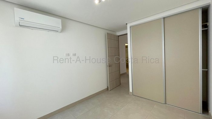 Venta de casa contemporánea en condominio privado #27-316 GS in San Rafael, Escazú, San José — $340,000
