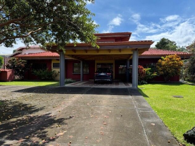 Venta de Casa en Santo Domingo de Heredia. RAH 26-428 en Santo Tomás, Santo Domingo, Heredia — $650,000